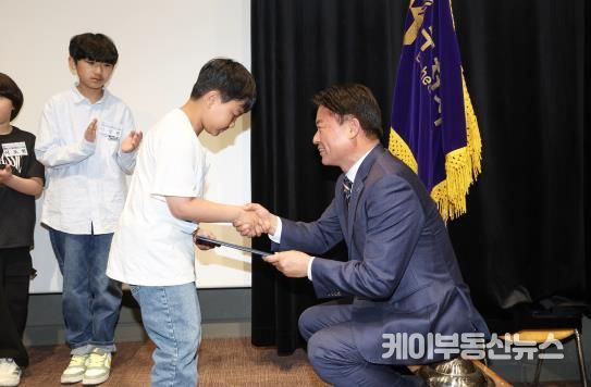 지난 1일 부천시청에서 열린 ‘2025년 제103회 어린이날 기념식’에서 조용익 부천시장이 심폐소생술로 어머니를 살린 부원초 정태운 군에게 모범 어린이 표창장을 수여하고 있다.
