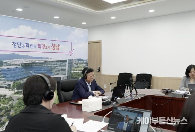 신상진 성남시장이 14일 오전(한국시간) 미국 노스캐롤라이나주 하이포인트(High Point)의 시릴 제퍼슨(Cyril Jefferson) 시장과 화상회의를 하고 있다