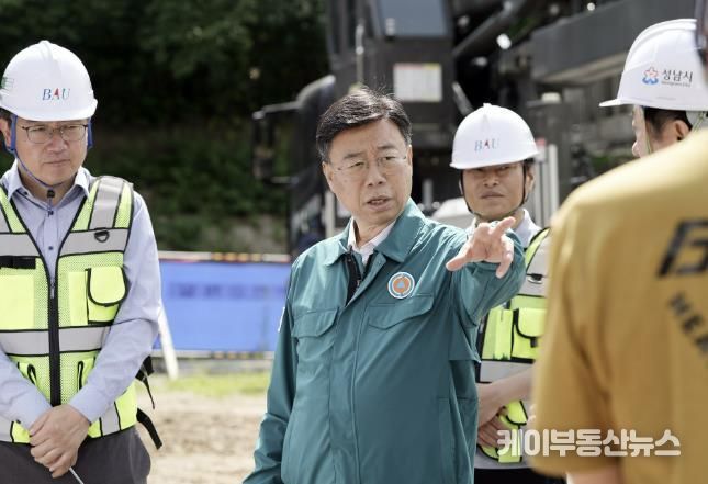 신상진 성남시장이 21일 탄천 교량 복구 공사 현장 점검을 벌이고 있다