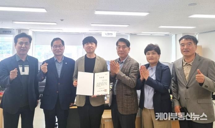 화성특례시 시민옴브즈만이 적극행정 표창을 받은 공무원과 함께 기념촬영하고 있다.