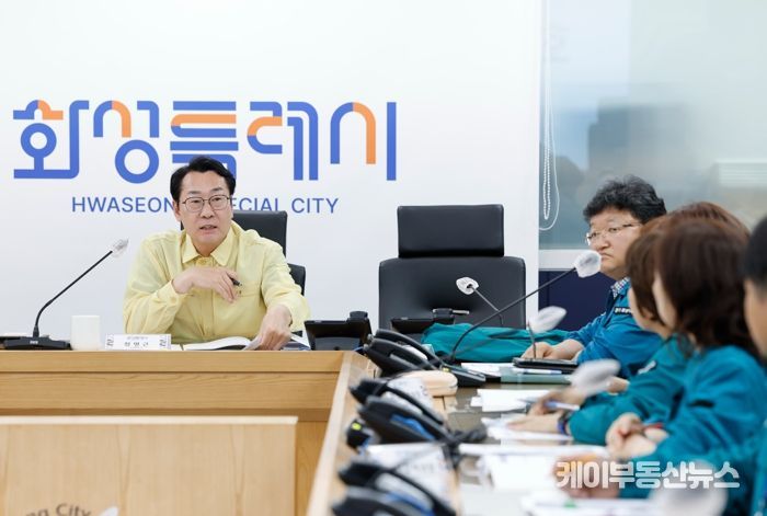 안전치안 점검회의 종료 후 열린 화성특례시 자체 회의에서 정명근 화성특례시장이 재난재해 대응 강화를 위한 후속 대책을 논의하고 있다
