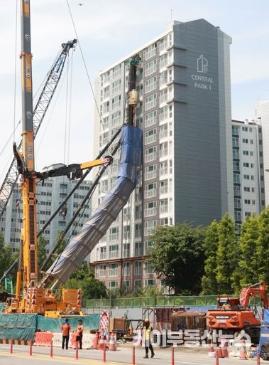 이상일 시장 서천동 크레인 전도 현장방문