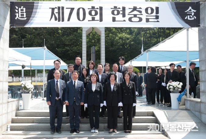 시흥시의회, 제70회 현충일 맞아 현충탑 참배
