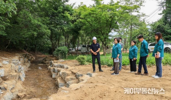 신계용 과천시장과 관계부서 공무원들이 문원 유아숲에서 하천을 점검 중이다