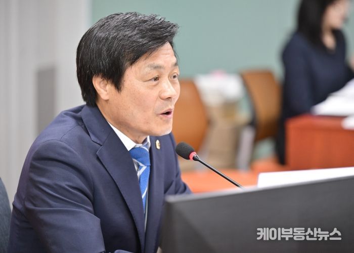 경기도의회 여성가족평생교육위원회 문형근 위원장(더불어민주당, 안양3)