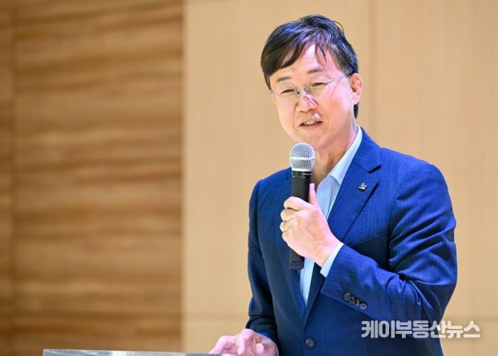 이민근 안산시장이 원곡초등학교 준공식에서 인사 발언을 진행하고 있다.