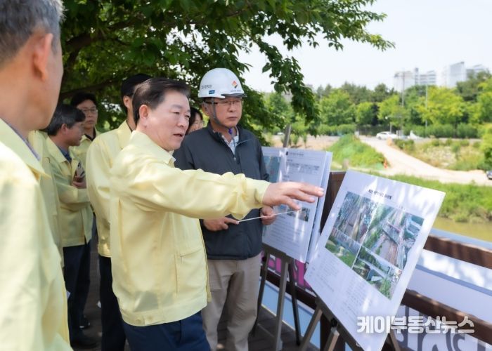박승원 광명시장이 19일 오전 목감천 하천정비사업 공사 현장에 방문해 여름철 재난 대응 안전 점검을 하고 있다.