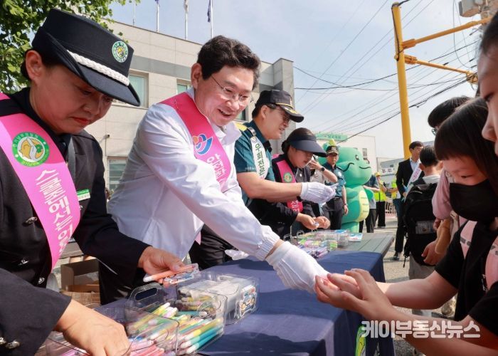 이상일 용인특례시장이 19일 아침 남사초등학교 학생들의 안전한 통학환경 조성을 위한 현장점검과 캠페인에 참여했다.