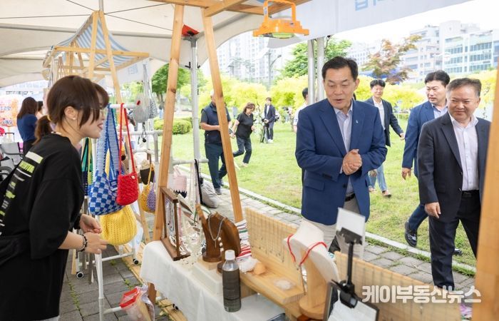 이재준 수원시장이 캠페인 장소에 마련된 부스를 둘러보고 있다.