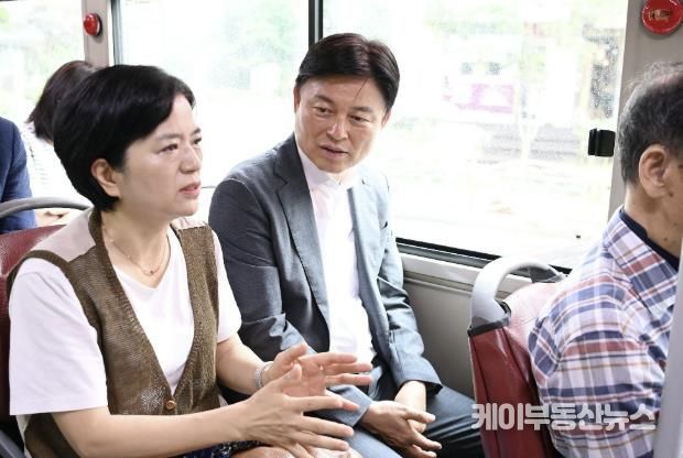 조용익 부천시장이 1일, 민선 8기 3주년 당일 첫 일정으로 출근길 버스에 올라 시민과 대화를 나누고 있다.
