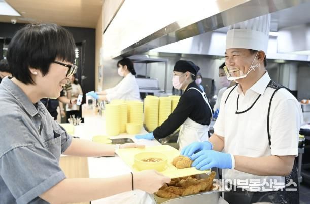 조용익 부천시장이 1일, 구내식당에서 직원들에게 직접 점심을 배식하고 있다.