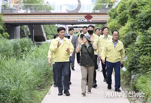 조용익 부천시장이 1일, 재해 취약지인 심곡천을 찾아 제방 상태 등을 점검했다.