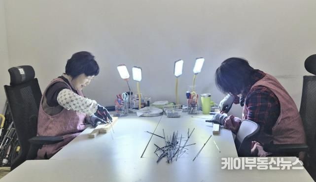 광명시 공공일자리 사업 중 하나인 '지역공동체일자리' 참여자들이 광명시 업사이클아트센터 내 우산수리센터에서 고장난 우산을 무료로 수리하고 있다.