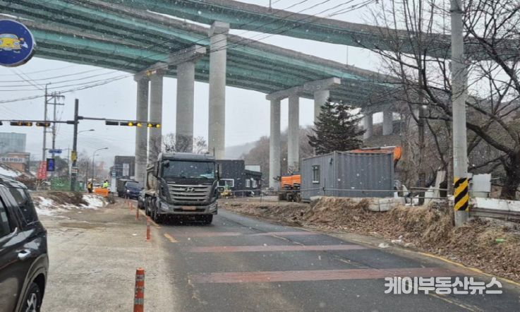 용인특례시 수지구 고기동의 노인복지주택 공사현장에 지난 3월 한시적으로 허용됐던 토사 반출 당시 고기초 앞 도로를 지나는 공사차량