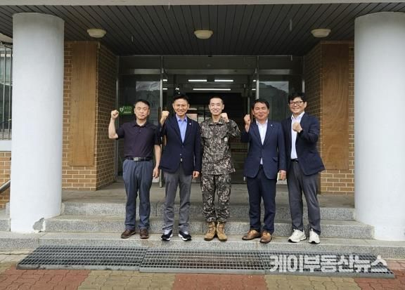 이계삼 안양시 부시장(왼쪽 두번째)과 관계 공무원들이 14일 박달스마트시티 조성 사업지를 방문해 군 관계자(가운데)와 면담하고 기념사진을 찍고 있다