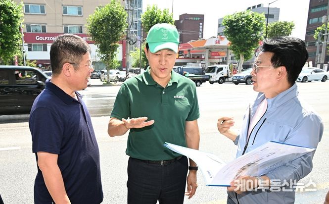 오세훈 서울시장이 25일 동대문구 장한평역 앞 천호대로에서 쿨링로드 가동 현장을 점검하고 있다.