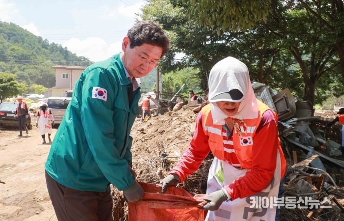이상일 용인특례시장이 25일 가평군의 수해복구 현장에서 용인시자원봉사센터의 '레디용 봉사단'과 함께 피해복구 작업을 진행 중이다.