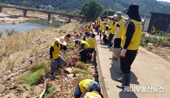 수원지역 봉사자 107명이 26일 수해를 입은 가평군 상면 항사리 피해 농가를 찾아 35도를 웃도는 무더위 속에서 구슬땀을 흘리면서 복구 봉사활동을 펼치고 있다.