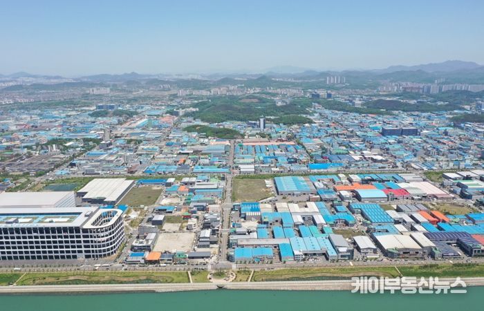 이민근 안산시장(오른쪽 세번 째)이 1일 김하윤 선수(오른쪽 두번 째)로부터 메달을 전달받고 함께 기념촬영을 하고 있다.