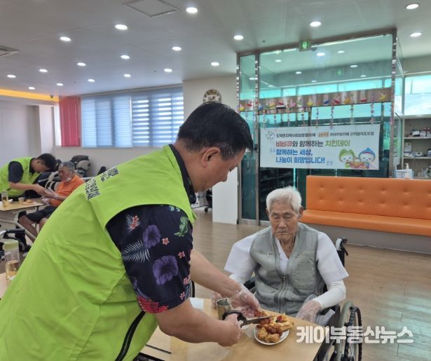 BBQ프리미엄카페 곤지암리조트점, 말복 맞아 광주시 도척면 어르신들께 치킨·피자 전달