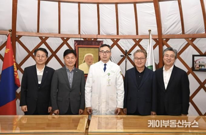 조용익 부천시장(왼쪽에서 두번째)이 22일 ‘몽골 국립외상센터’를 방문해 주요 병원시설을 살펴보고 관계자와 의료 교류 방안에 대해 논의했다.