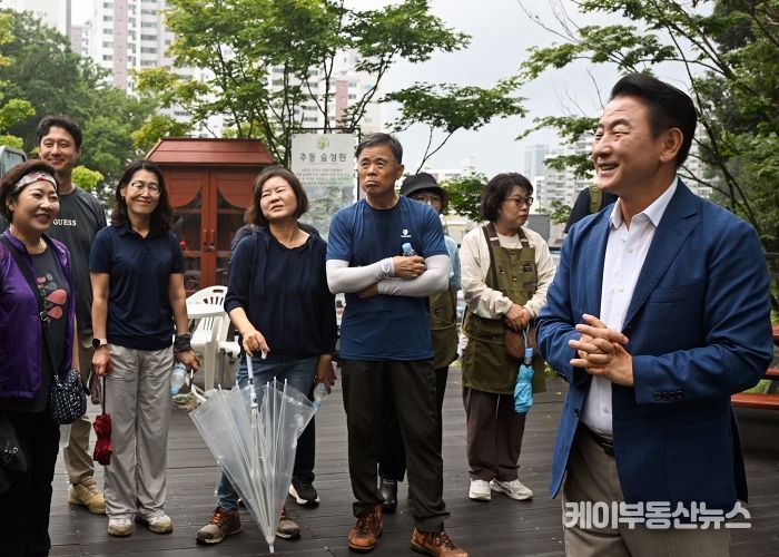 김동근 시장이 8월 26일 추동 숲정원을 방문해 시민참여단과 소통하고 있다.