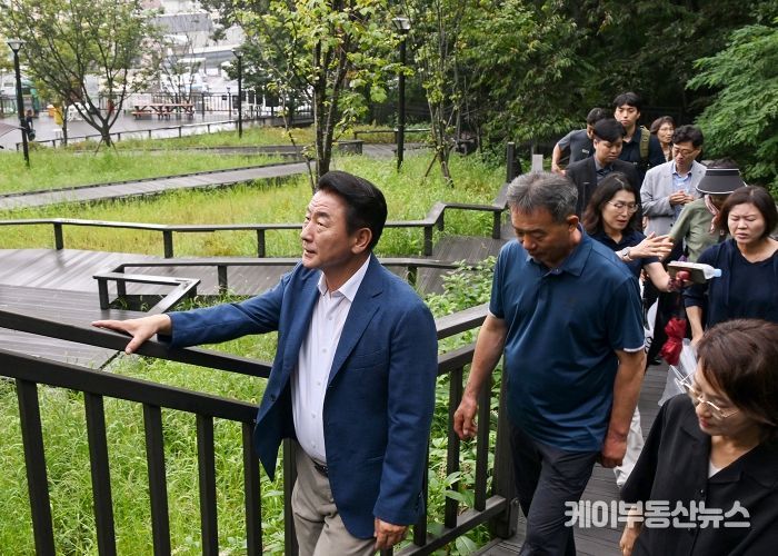 김동근 시장이 8월 26일 추동 숲정원을 방문해 시민참여단과 현장을 점검하고 있다.