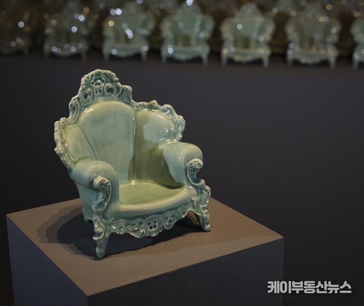 알레산드로 멘디니, 108번뇌, 2009, 청자토, 청자유, 22x16x21cm, 경기도자미술관 소장