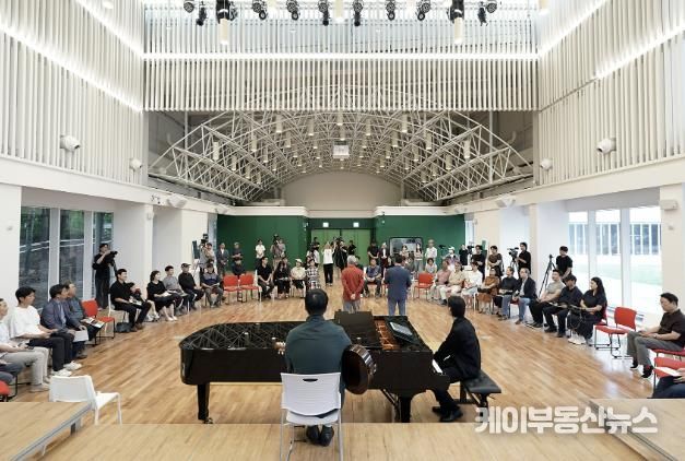 정식 개관을 앞둔 29일, 성남물빛정원 뮤직홀에서 공사 관계자를 초청한 ‘감사 콘서트’가 열리고 있다