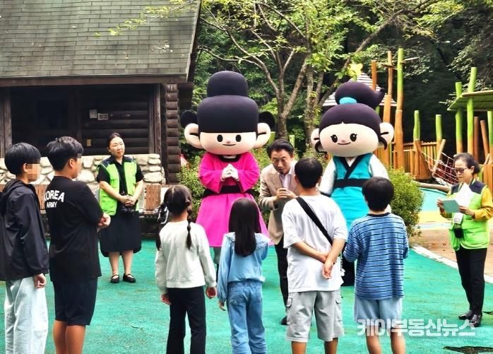 김동근 시장이 9월 20일 ‘제3회 탄소중립 골든벨 퀴즈대회’ 현장을 방문해 어린이들과 소통하고 있다.