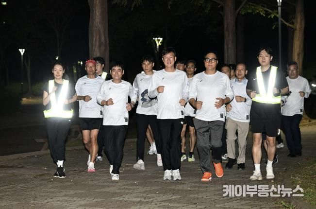 이민근 안산시장(맨 앞줄 가운데)이 안산호수공원에서 런닝순찰대와 함께 합동으로 런닝순찰을 진행하고 있다.