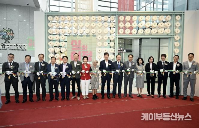 이민근 안산시장(오른쪽 여덟번째)이 안산산업역사박물관 기획전시 ‘실의 여정: 손끝에서 로봇까지’ 개막식에서 테이프 커팅을 하고 있다.