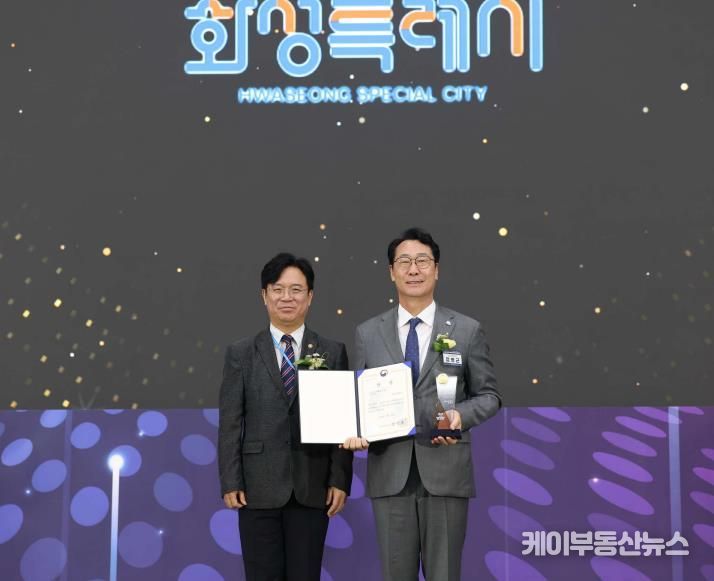 정명근 화성특례시장이 지난달 30일 2025년 전국 지자체 일자리대상에서 공시제 부문 최우수상을 수상하고 김영훈 고용노동부 장관과 기념 촬영을 하고 있다