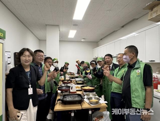 백경현 시장이 인창동 새마을협의회 회원들과 함께 명태전을 부치고 있다.