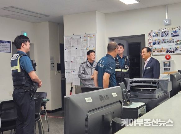 6일 추석을 맞아 이현재 하남시장(오른쪽 첫 번째)이 덕풍 지구대에 방문해 연휴에도 시민의 안전을 위해 최일선 현장을 지키고 있는 경찰관을 격려하고 있다.