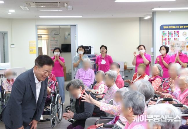 박승원 광명시장이 지난 3일 광명시립노인요양센터를 찾아 어르신들에게 인사하고 있다.