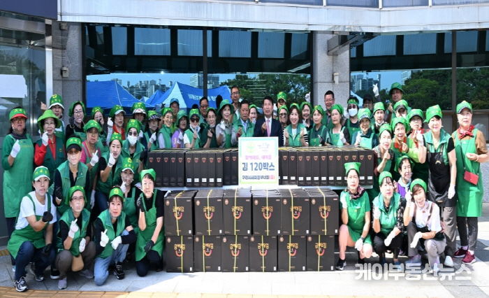백경현 구리시장이 함께해요. 새마을, 행복한 추석 김 전달 행사에 참여하고 있다.