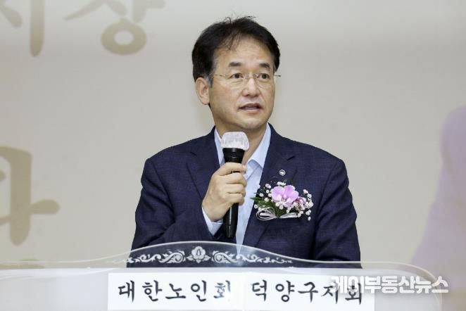 ‘제29회 노인의 날 기념행사’에서 축사 중인 이동환 고양특례시장