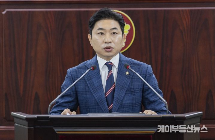 화성특례시의회 김종복 의원이 제245회 임시회 중 제1차 본회의에서 5분 자유발언을 하고 있다.