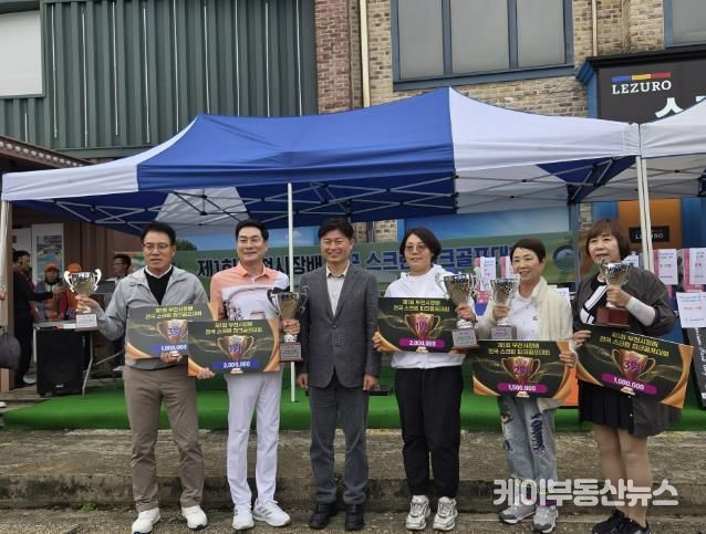 조용익 부천시장이 상위입상자들과 기념촬영을 하고 있다.