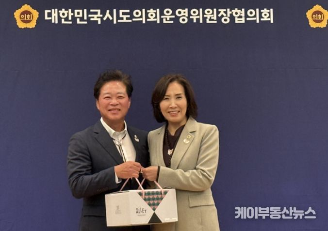 이춘우 경북도의회운영위원장과 이숙자 운영위원장