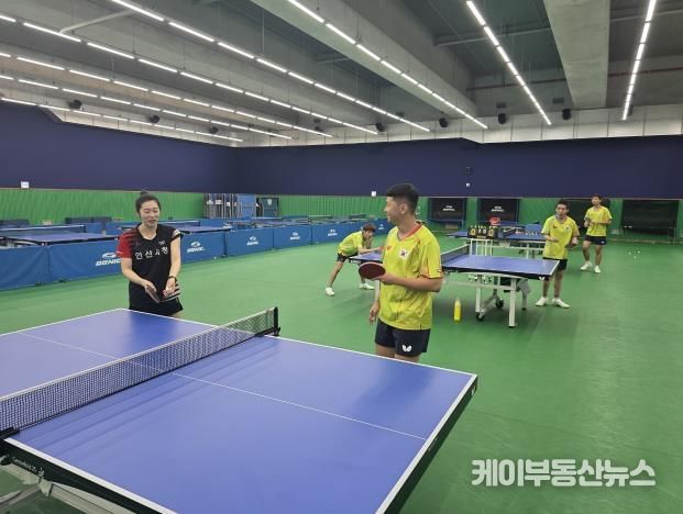 안산시 직장운동경기부 탁구부 선수들이 장애인 탁구 국가대표 선수단을 대상으로 자세교정 등 원포인트 레슨을 하고 있다.