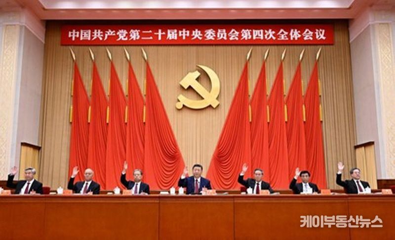 시진핑, 리창(李强), 자오러지(趙樂際), 왕후닝(王滬寧), 차이치(蔡奇), 딩쉐샹(丁薛祥), 리시(李希) 등이 주석대에 착석했다. (사진/신화통신)