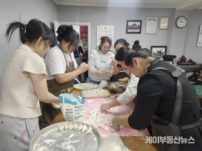 다문화이주여성협회 '정만천하' 수원시 장안구 정자2동 경로당서 사랑의 점심 봉사