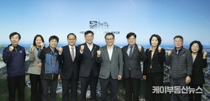 김병전 부천시의회 의장(왼쪽 다섯 번째), 오동택 부천시 행정안전국장(왼쪽 네 번째), 김홍규 강릉시장(오른쪽 다섯 번째)이 강릉시장 접견 기념 단체 사진을 촬영하고 있다.