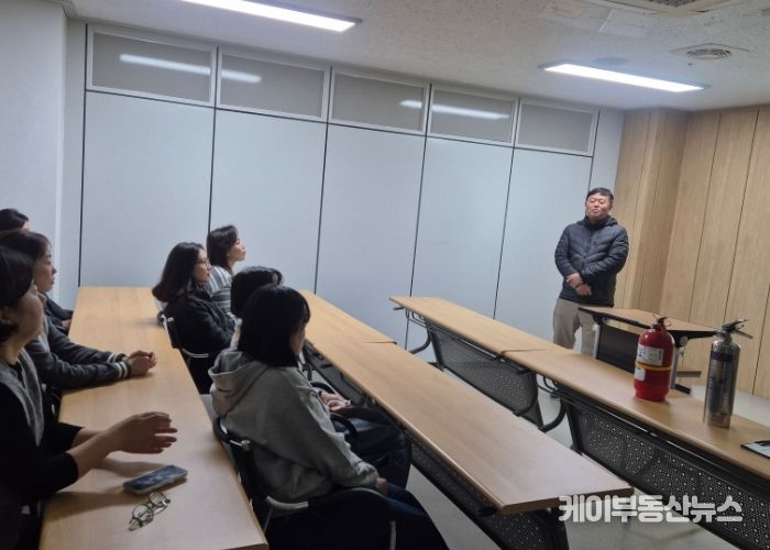 민원콜센터 직원 대상 소방훈련에 대해 설명하고 있다.