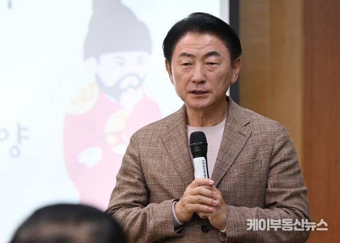 김동근 시장이 10월 27일 ‘2025년 제3기 주민자치회 통합 워크숍’에서 인사말을 하고 있다.