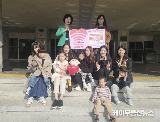 이경숙 복지정책과장(맨 뒷줄 오른쪽)이 김영숙 푸르미어린이집 원장으로부터 프리마켓 수익금을 기탁받고 기념촬영을 하고 있다.