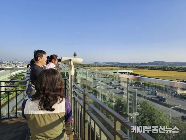 장항습지생태관 전망대에서 장항습지와 철새를 관찰하는 가족