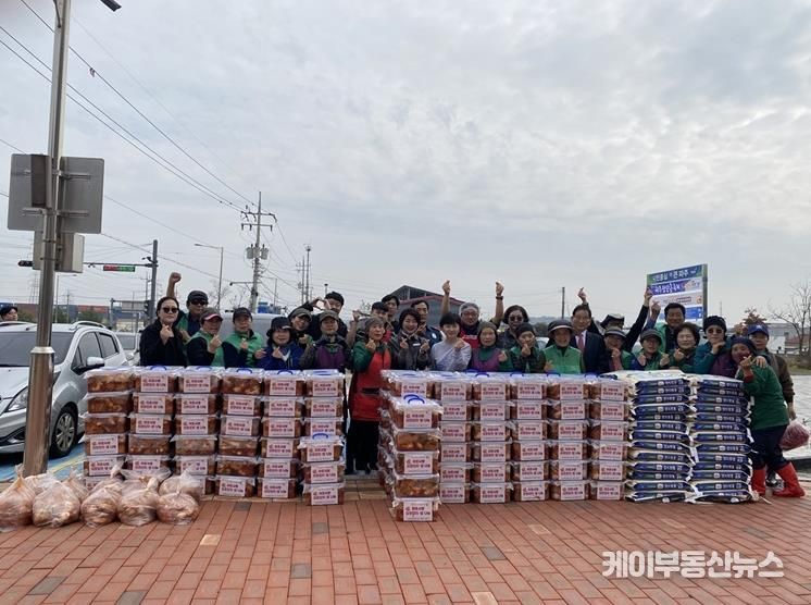 파주시 월롱면 새마을회, 관내 기업과 협력해 ‘이웃사랑 김장김치·쌀 나눔 행사’… 희망과 온기 전해